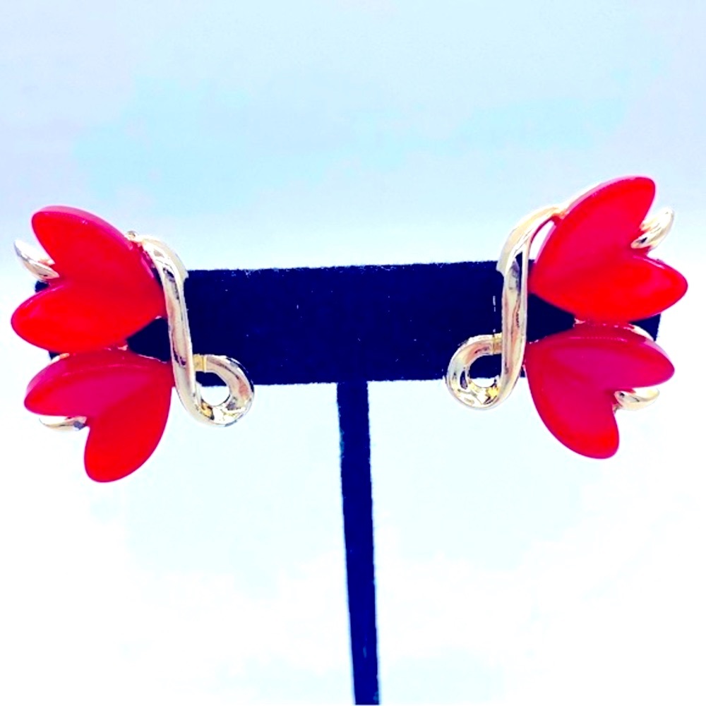 Vintage Red Thermoset Heart Design And Gold Tone Clip On Earrings 1940-1960